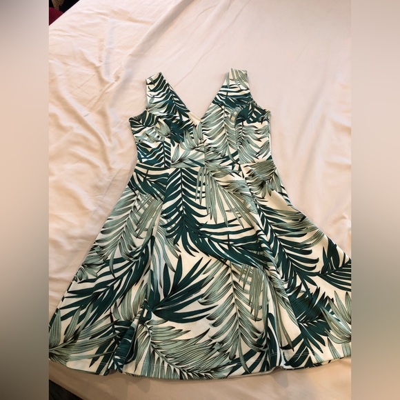 H&M Dresses & Skirts - H&M Women’s Medium Dress- Green Fern Pattern